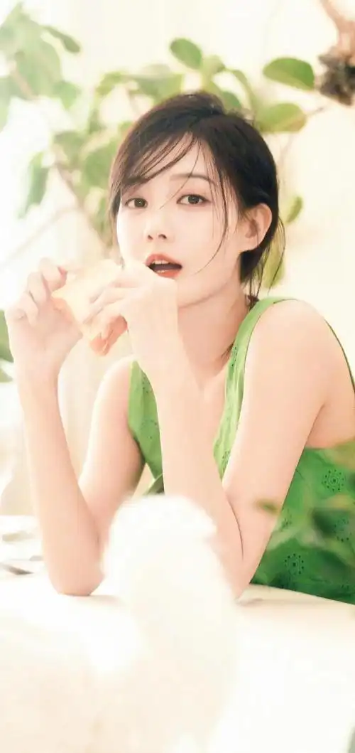 壁纸李一桐甜美写真