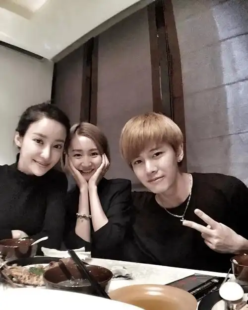 原创任嘉伦开豪车陪妻子逛街大火后即宣布结婚称不会撩妹就会带娃