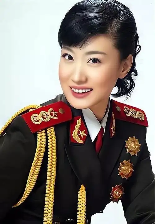 谭晶军装照