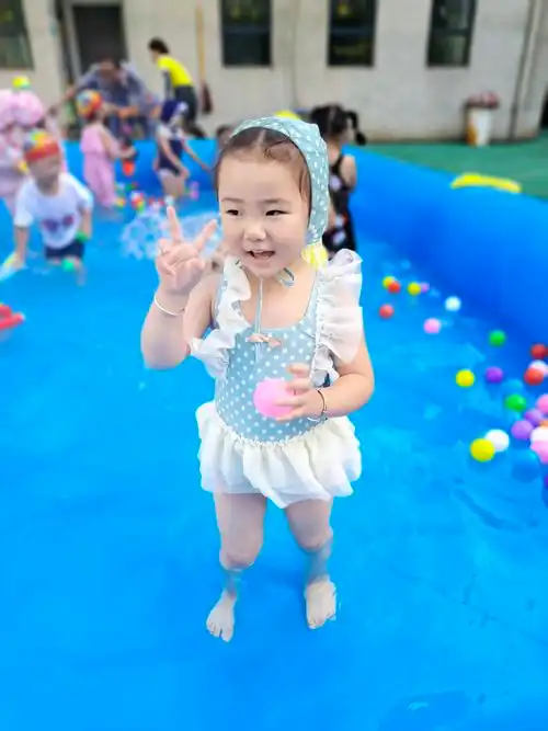 "清凉一夏,快乐玩水"——铜冠花园幼儿园小三班游泳戏水活动