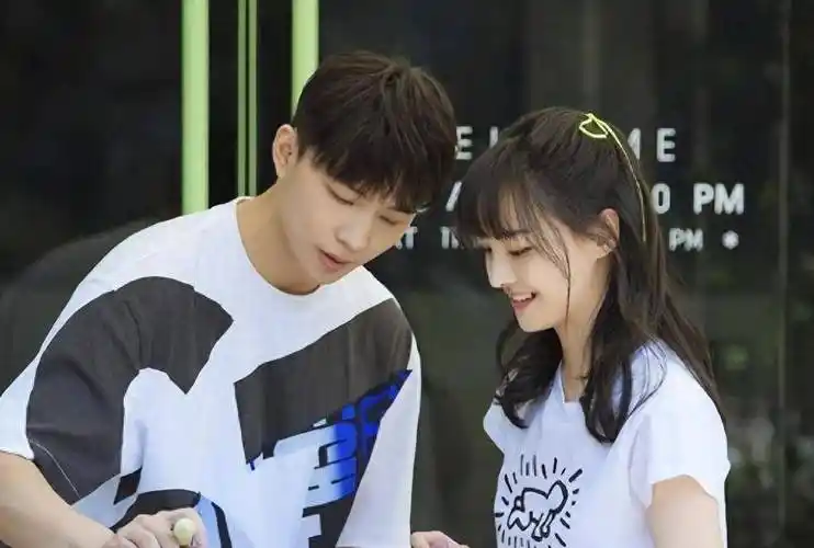 张艺兴否认与杨紫恋情,为何他俩谈恋爱大家都觉得不可信?