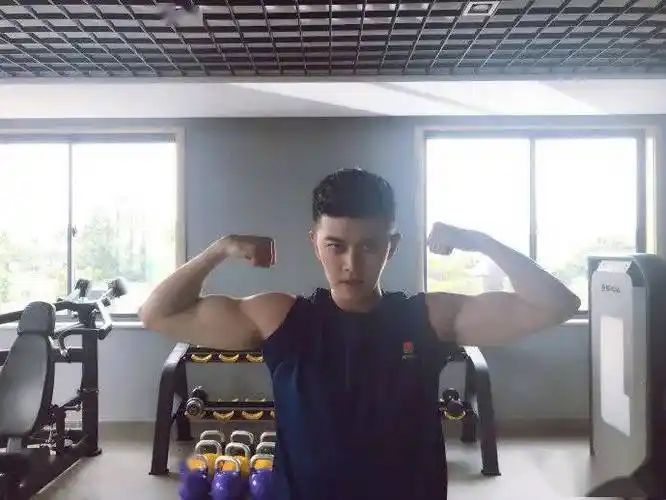 这应该是任嘉伦最想删的一张照片吧