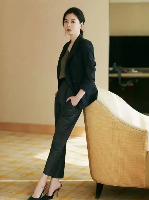 优雅有力的穿衣风格,陈数46岁时的穿搭秘诀_衣服_形象_款式