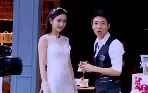 原创撒贝宁与王鸥一起逛街王鸥疑似产后身形发福身材丰腴脸部圆润