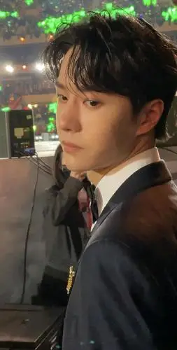 跳舞唱歌,演戏人长得又帅身材又高,可能他唯一的缺点,就是太过于高冷