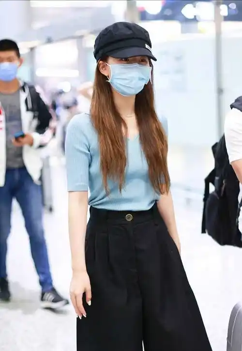 赵露思白色休闲风套装配马丁靴,温柔灵动还优雅_穿着