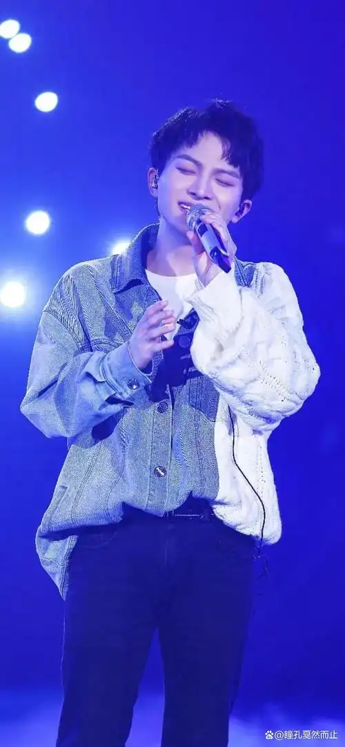 在此之前在九年前参加了选秀节目《中国好声音第三季》,当时有三位