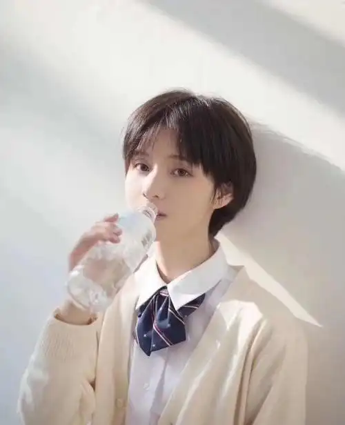 救救孩子吧.短发可爱女孩怎么穿搭才能显得不像学生.