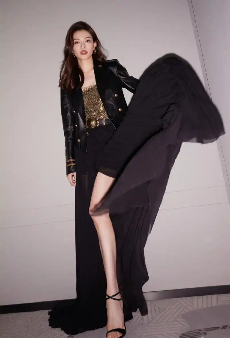 钟楚曦身穿皮夹克秀大长腿,姿势酷飒,眼神犀利,太绝了!
