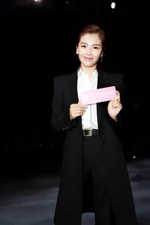 她就是女强人安迪,刘涛本次的看秀造型安迪还要强,黑色廓肩西装内搭白