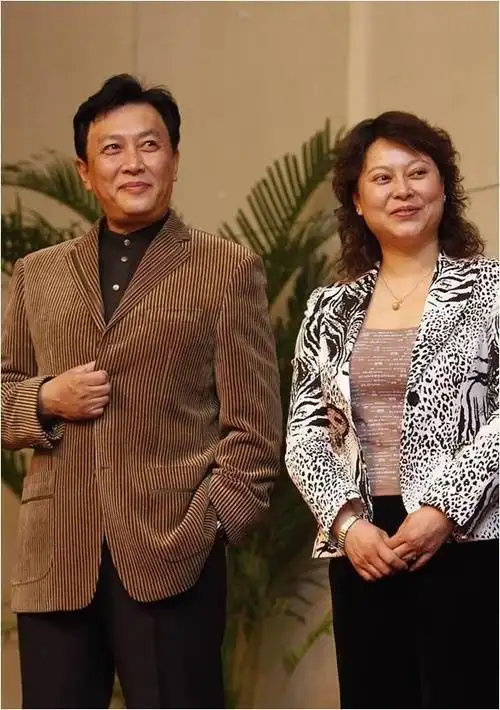 唐国强前妻离世33载女儿唐莉选择坚强令人泪目不已