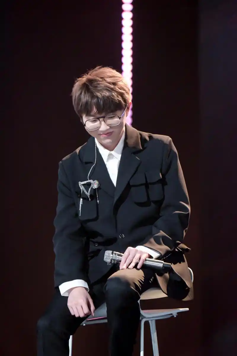 毛不易 分享今日份帅气的@毛不易 毛老师,舞台之上保持热忱,聚光迪侣