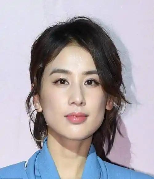 乍一看脸你会觉得某女明星是个萌妹,结果一看人家的大长腿瞬间傻眼,那