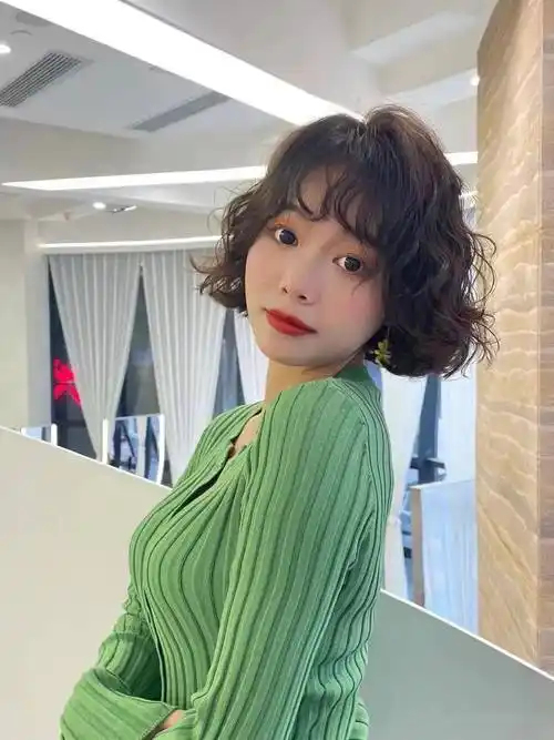 入春" 短烫发超减龄"_发型_短发_女生