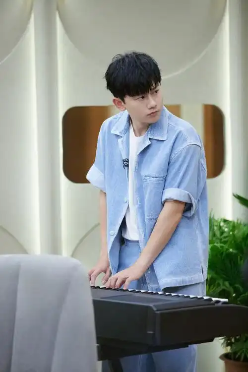 7415张杰7415西装能开多大的领,运动套装就能拉多高的领杰哥