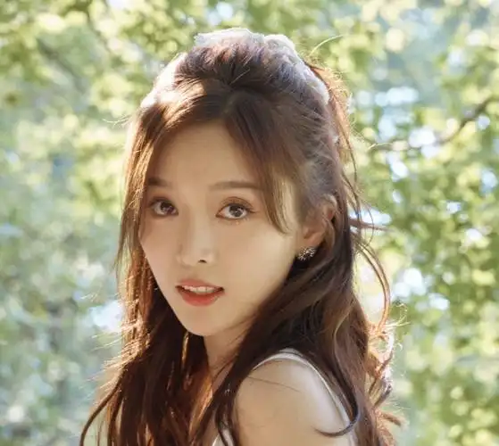 于正故技重施,先后晒照吴宣仪,孔雪儿,微妙处差异大