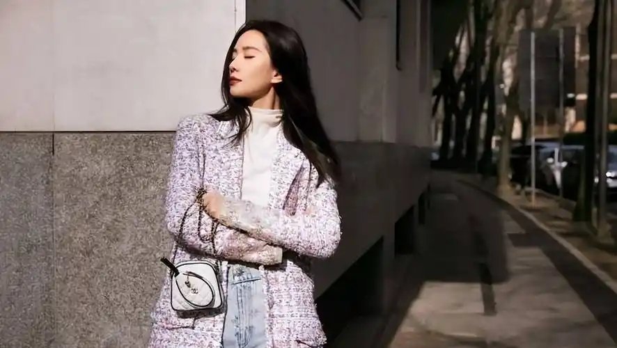 刘诗诗身穿打孔西装,气质优雅迷人,就像名媛和淑女一样_白色_显得