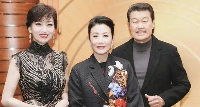 73岁汪明荃同框63岁郑裕玲,自然脸和医美脸区别,自然老去更优雅_腾讯