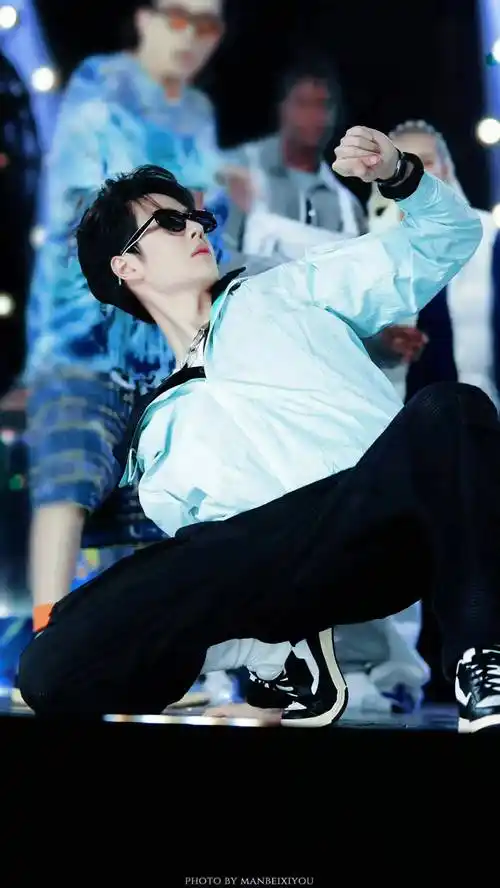 王一博出发澳门参加街舞六总决赛_舞蹈_舞台_观众