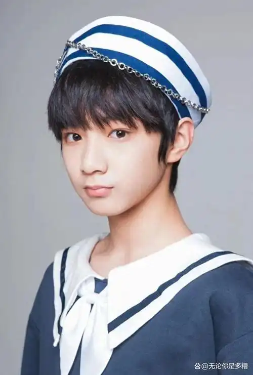 热血的刘耀文稳重却不麻木,依旧保留着小丸子时期的有趣和鲜活