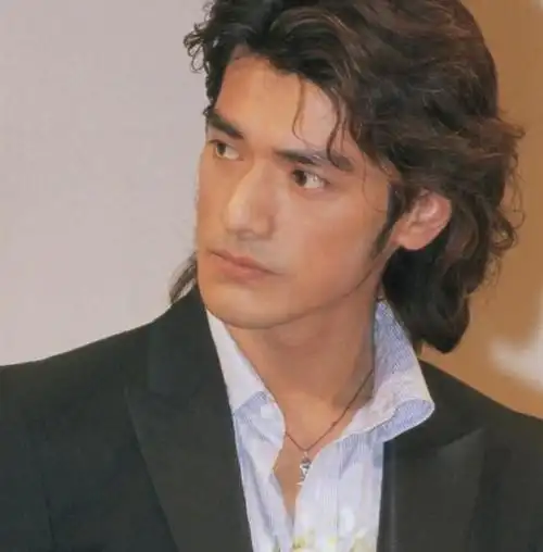 少年娘则国娘金城武留长发扎小辫却是行走的荷尔蒙