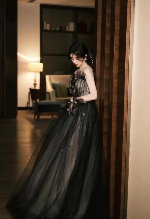 这次亮相的鞠婧祎采取了黑色系的造型,一改往日的甜美少女风.