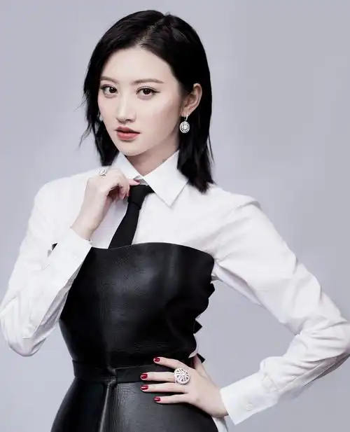 芭莎明星慈善夜:景甜优雅温婉,黑白配穿搭前卫时尚