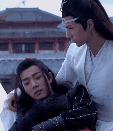 "滚~"   ……   车子开动了,王一博小心的抱着怀里的肖战