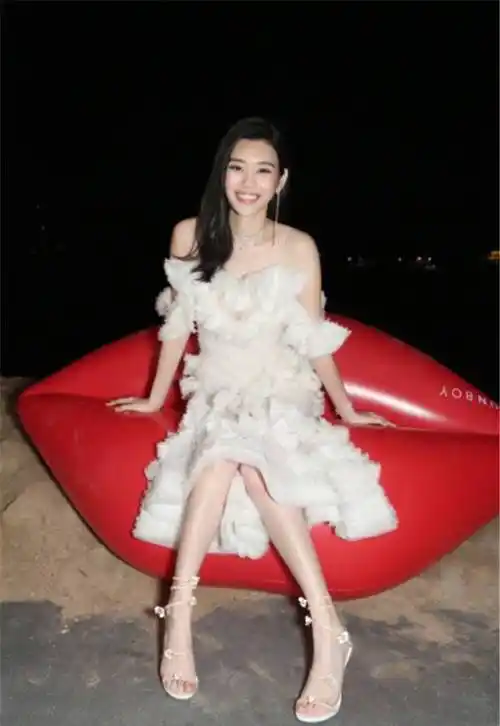 孙菲菲走秀摔跤,反应敏捷迅速站起来,将成为下个奚梦瑶?