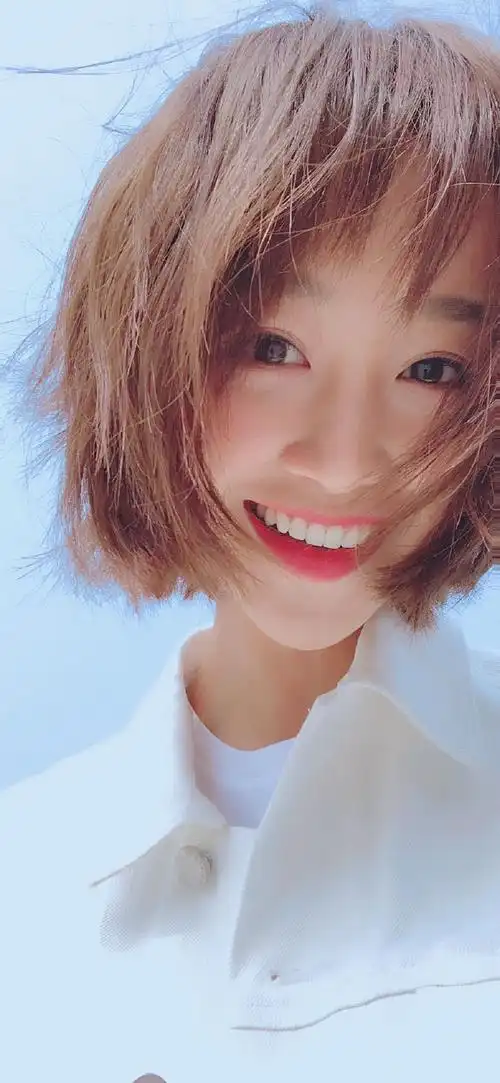 简介:蓝盈莹短发小清新街拍写真图片,分享一组蓝盈莹图片给大家,图中