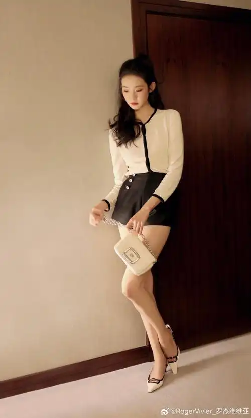 千金一刻#@张艺凡搭配#vivchoc泡芙包#及 viv canard 中古鞋,一抹