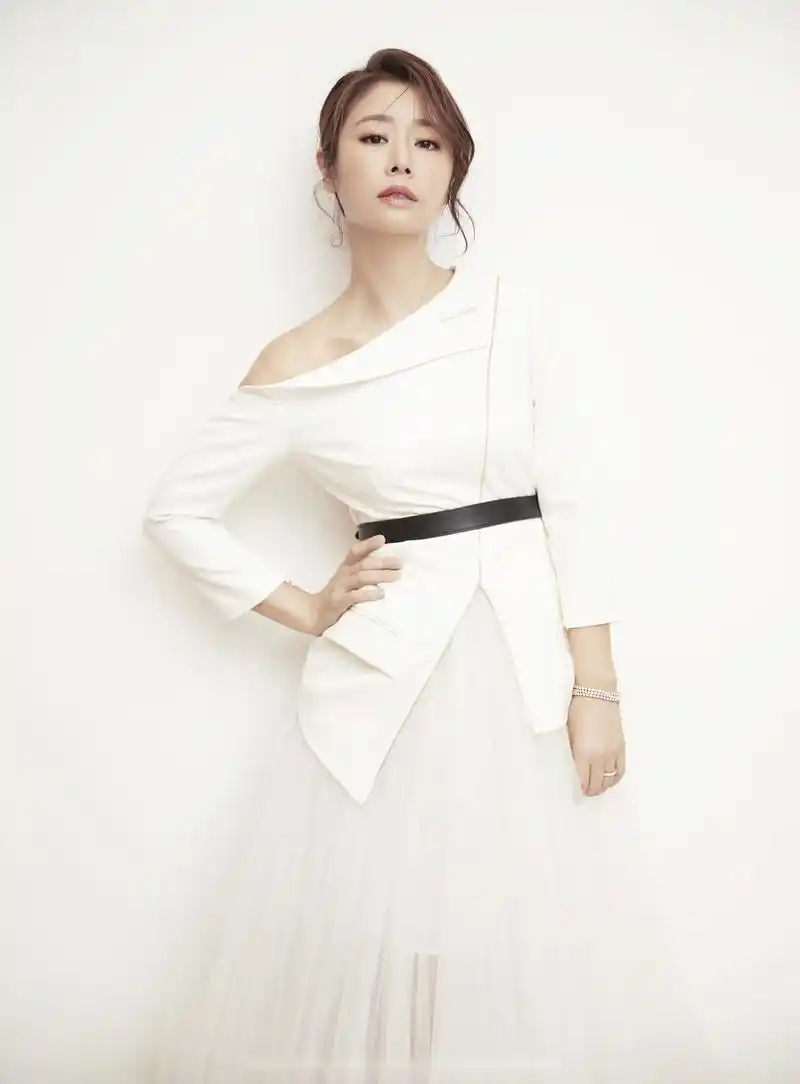 林心如今日美图送上,简单纯粹的白色纱裙温婉曼妙,碎发绾起尽显自信