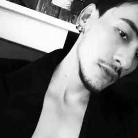 黑白男生头像成熟稳重