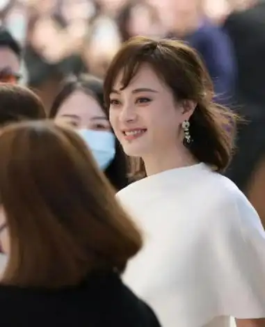 42岁孙俪长发披肩出席活动脸蛋圆润胖了很多离婚后美了很多