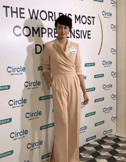 梁咏琪的176cm身高不是白给的,穿阔腿裤都看得出腿长,太有范儿_气质