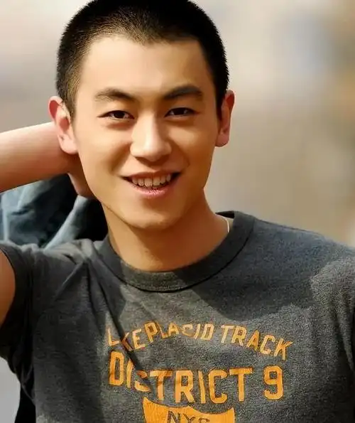 演员朱亚文错过初恋后转身娶了沈佳妮婚后拒绝一切女性