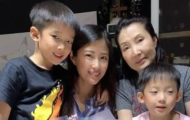 洪金宝前妻近照罕见曝光,与儿孙共享天伦,颜值不输高丽虹_曹恩玉_洪天