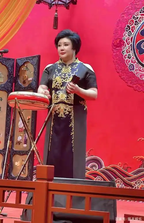 管理着好几百人,但是心里还是一直向往舞台,向往自己喜爱的京韵大鼓