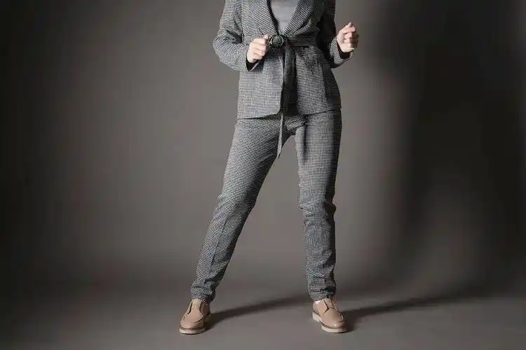 灰色裤子搭配什么颜色上衣好看_时尚_白色_棕色