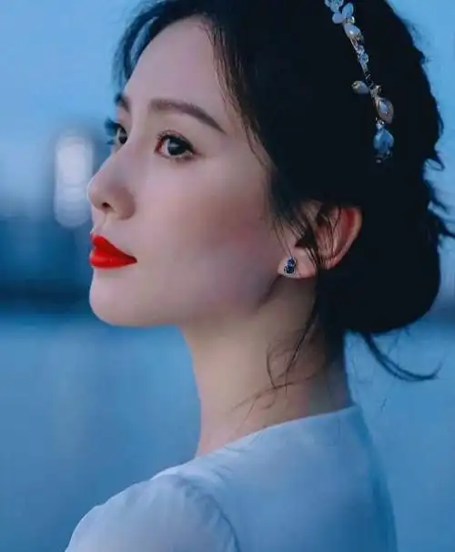 最美侧颜刘诗诗!__财经头条