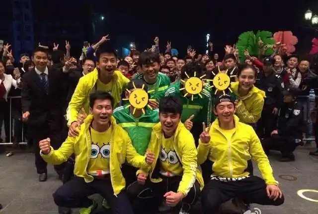 《奔跑吧》迎来一百期,跑男家族别样重聚,李晨baby激动落泪