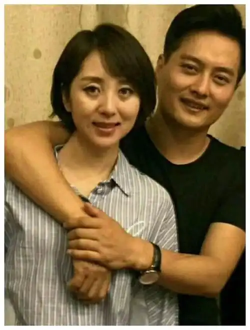 郭津彤近照她与老公云飞两个人也有了女儿女儿长得非常可爱