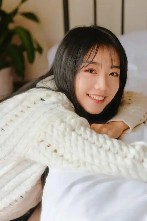 治愈系美少女甜美笑容居家写真高清图片