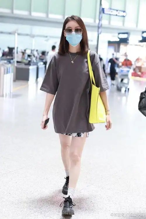女演员高露现身机场,戴墨镜穿t恤和短裤,变身时髦精