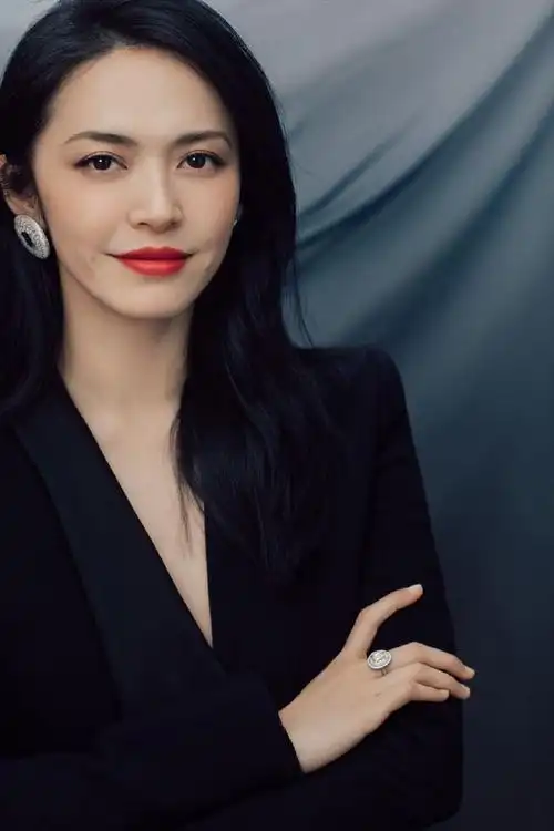 姚晨黑色西装 花朵拖尾裙,优雅大气女王范十足,网友:仪态满分