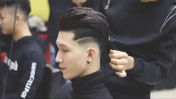 两边铲光,中间留长,头发后梳,男生这一款发型剪了就帅气!