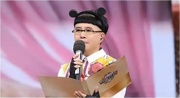 56岁"金龟子"刘纯燕,直播卖货,但却以这样的方式败坏路人缘