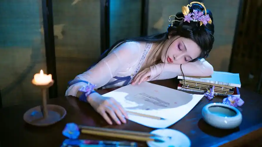 睡在书桌上的好看古装古风美女壁纸