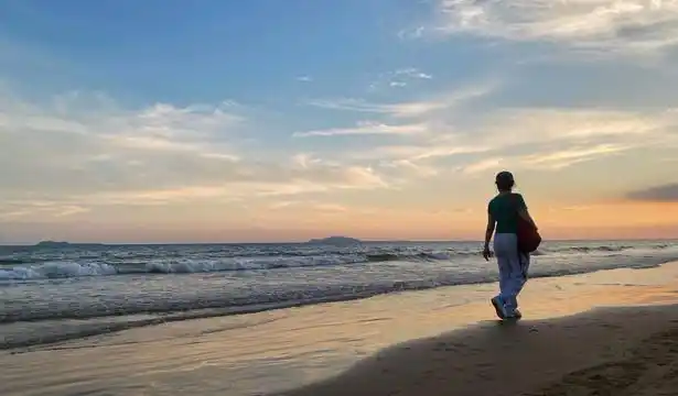 海边人物背影图片