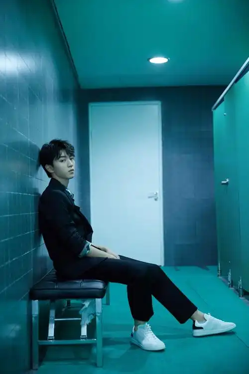 王俊凯周年演唱会唱跳solo 展露舞台王者风范